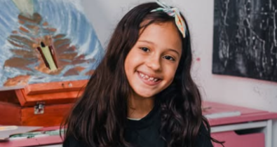 Artista brasileira de 9 anos é selecionada para expor obras no Louvre em Paris