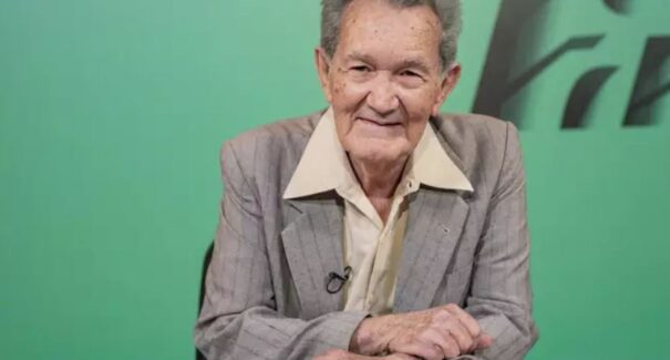 Lendário locutor Léo Batista é diagnosticado com tumor no pâncreas; confira boletim médico
