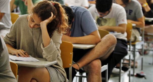 44% dos universitários da rede privada estão com os cursos trancados