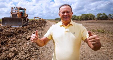 Em Bequimão, Brandão entrega obras na área da educação e cidadania e vistoria construção de estrada