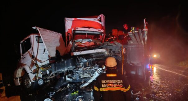 Caminhoneiro morre após colisão frontal na BR-135