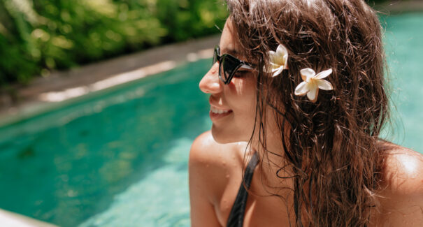 Cabelo pós-praia e piscina: 5 cuidados para recuperar a saúde dos fios