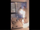 Vídeo mostra mulher sendo atingida por fogos de artifício em apartamento