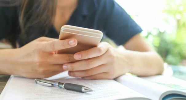 Lula sanciona lei que proíbe uso de celulares nas escolas