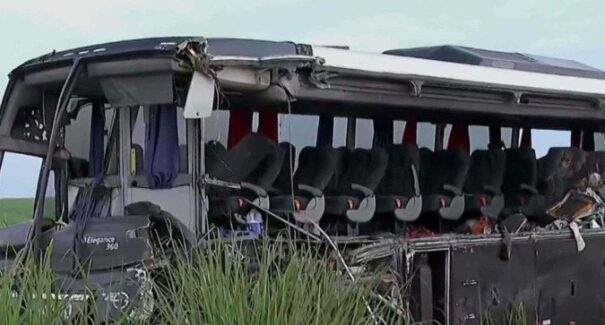 Acidente entre caminhão e ônibus universitário deixa 12 mortos em SP
