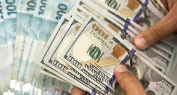 Dólar tem nova queda e fecha abaixo de R$ 5,70, após leilão de linha do BC