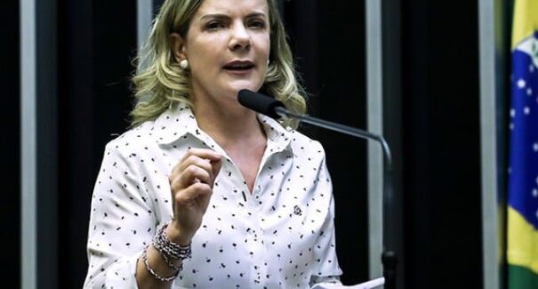 Deputada Gleisi faz crítica à PEC do semipresidencialismo