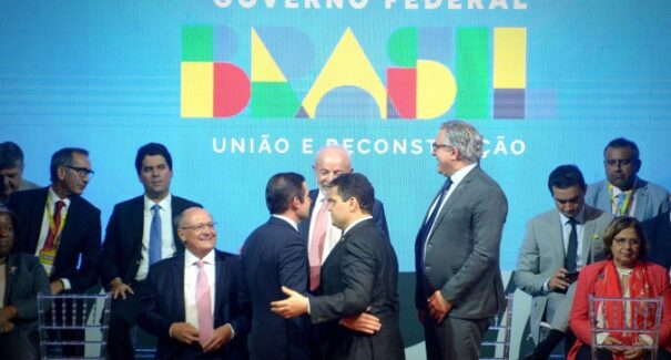 Lula reforça apoio aos municípios e minimiza cobranças em evento com prefeitos