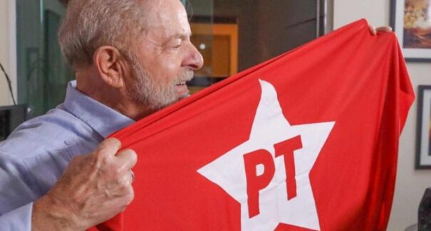 Lula parabeniza o PT pelos 45 anos e destaca a luta pelo desenvolvimento e justiça social