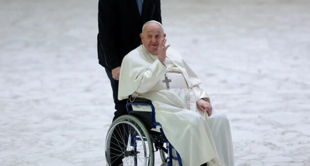 Papa Francisco segue estável e sem crises respiratórias, diz Vaticano