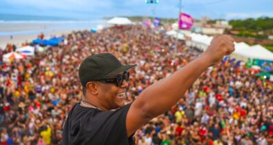 Foliões lotam Avenida Litorânea no primeiro dia de Pré-Carnaval do Maranhão