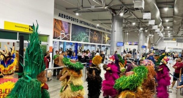 Aeroporto de São Luís dá boas-vindas aos turistas com recepção de carnaval e atrações culturais