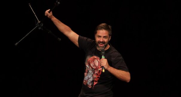 Humorista Fábio Rabin em São Luís neste domingo (09) no Teatro Arthur Azevedo