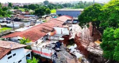 Casas são demolidas devido alto fluxo de água em galeria de esgoto no Anil