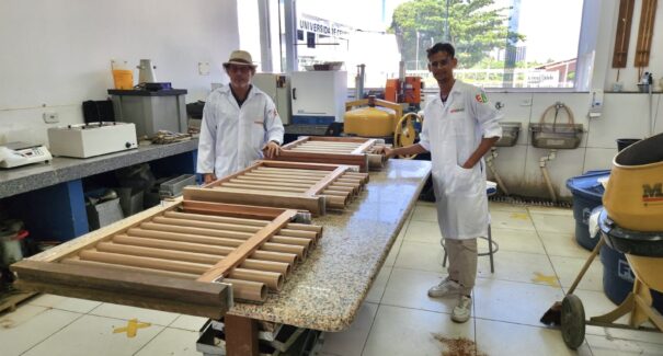 Pai e filho desenvolvem bloco de construção fabricado a partir de isopor reciclado