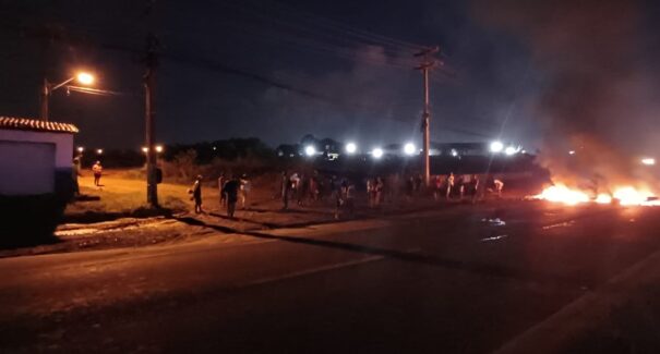 Manifestantes interditam km 3 da BR-135, em São Luís
