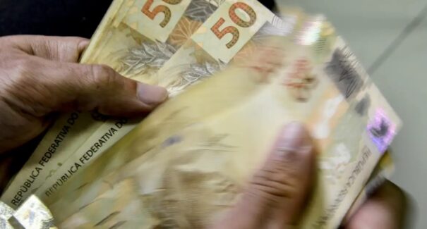 Trabalhadores com carteira assinada nascidos em janeiro já podem sacar o abono salarial