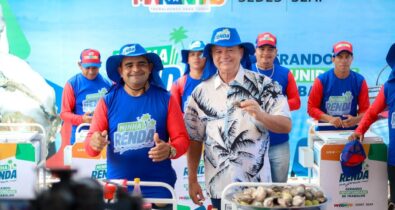 Brandão entrega primeiros carrinhos do Minha Renda Praia a vendedores de ostras que atuam na orla da Grande São Luís