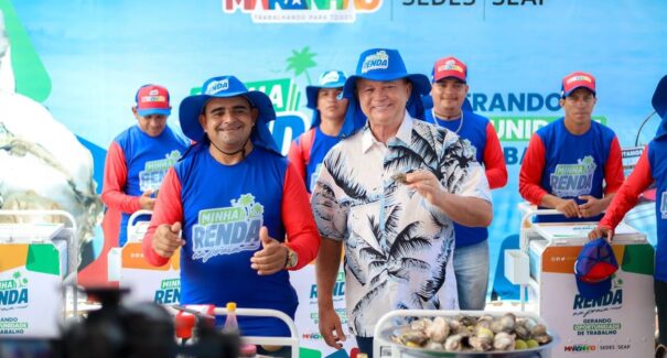 Brandão entrega primeiros carrinhos do Minha Renda Praia a vendedores de ostras que atuam na orla da Grande São Luís