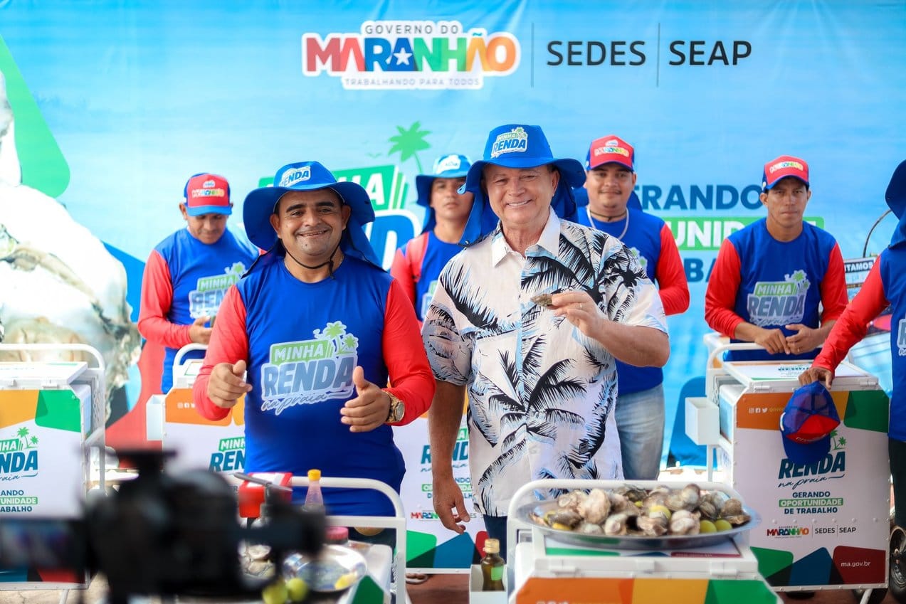 Brandão entrega primeiros carrinhos do Minha Renda Praia a vendedores de ostras que atuam na orla da Grande São Luís