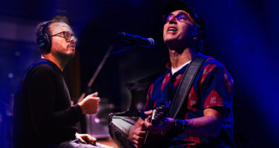 Zeca Baleiro anuncia lançamento do álbum “Piano”, com o duplo single “Céu azul / Canção no rádio”