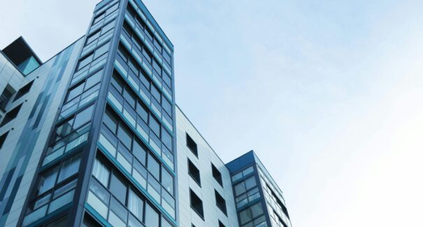 Estratégias para lucrar com ações do setor imobiliário