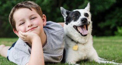 Cães e crianças: como garantir uma relação segura e alegre