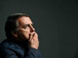 Bolsonaro se emociona ao comentar sobre Eduardo: “Hoje está sendo um dia marcante”