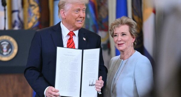 Trump assina decreto para eliminar Departamento de Educação dos EUA