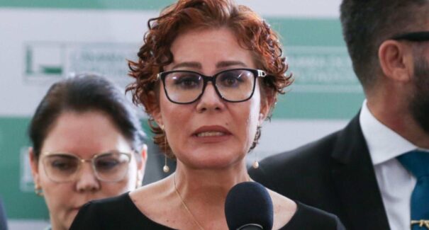 Carla Zambelli é presa na Itália após inclusão na lista vermelha da Interpol