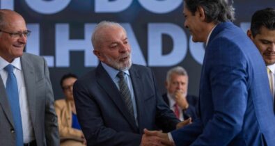 Com cúpula do Congresso, Lula anuncia isenção do IR para até R$ 5 mil