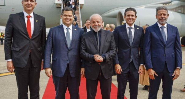 Relações comerciais: Lula chega a Tóquio acompanhado por comitiva brasileira