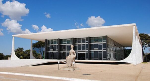 STF começa a julgar 17 réus por atos antidemocráticos do dia 8 de janeiro