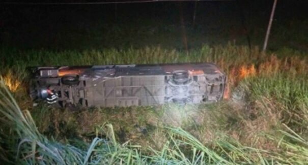 Ônibus tomba e deixa adolescente morto e 26 feridos, em São Paulo