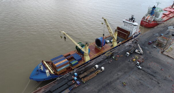 Porto do Itaqui realiza operação estratégica com cargas da primeira sonda própria da ENEVA