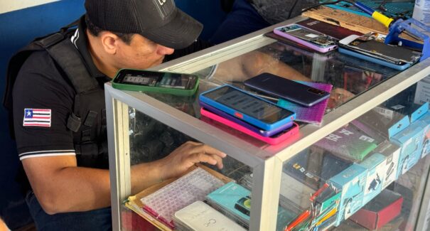 Meu Celular de Volta: operação cumpre mandados de busca e fiscaliza comércios na Grande Ilha