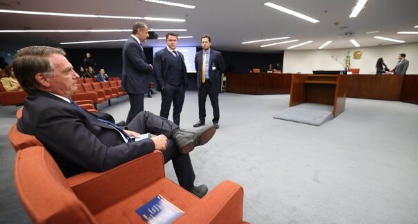 Bolsonaro ironiza Flávio Dino em postagem no X em meio a julgamento de denúncia no STF