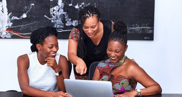 Programa “Afrovantagem” oferece capacitação financeira gratuita para pessoas negras empreendedoras