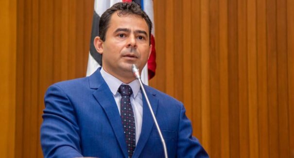 Após polêmica, Eric Costa reassume mandato