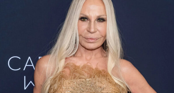 Donatella Versace deixa a direção criativa da Versace após 28 anos