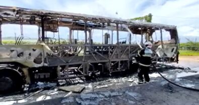 VÍDEO: ônibus entra em chamas dentro do Terminal Praia Grande em São Luís