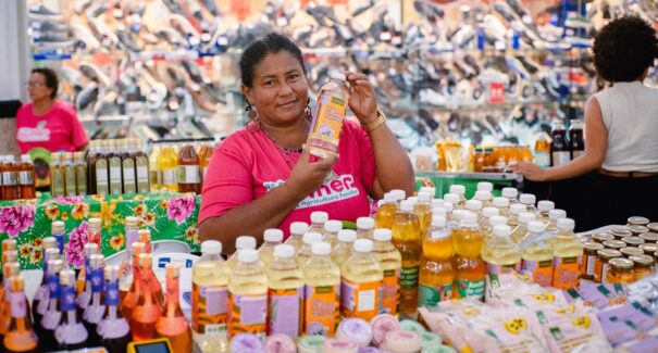 Quebradeiras de coco expõem seus produtos na 2ª Feira Mulher da Agricultura Familiar