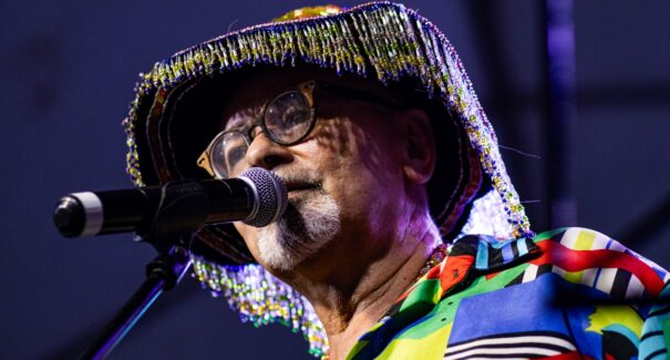 Maranhense Itaercio Rocha celebra a MPB com shows do espetáculo “Ralando o Cotovelo no Asfalto”