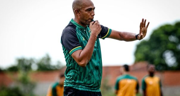 Sampaio, desnorteado, troca mais um técnico