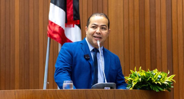 Rildo Amaral concede reajuste para educação