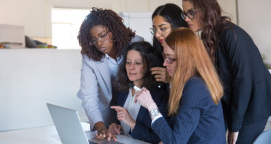 Great Place To Work analisa a presença feminina nos negócios e o que fazem as melhores empresas para as mulheres trabalharem