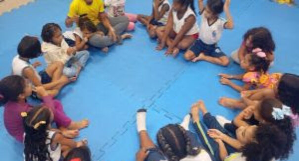 ONG oferece atividades de Wrestling e inglês no maior quilombo urbano da América Latina