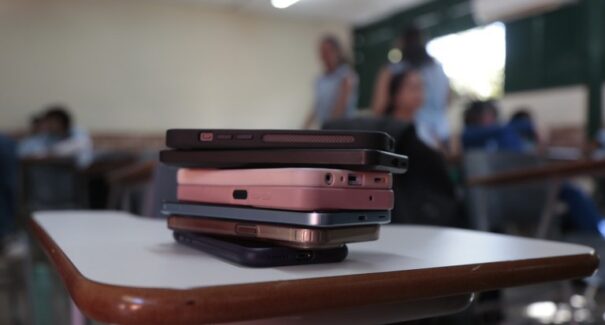 CNE publica diretrizes sobre uso de celulares e meios digitais em sala de aula