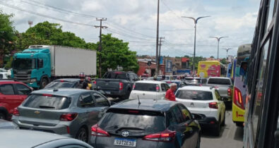 Acidente envolvendo 10 veículos deixa trânsito lento no bairro Angelim na tarde desta terça-feira (11)