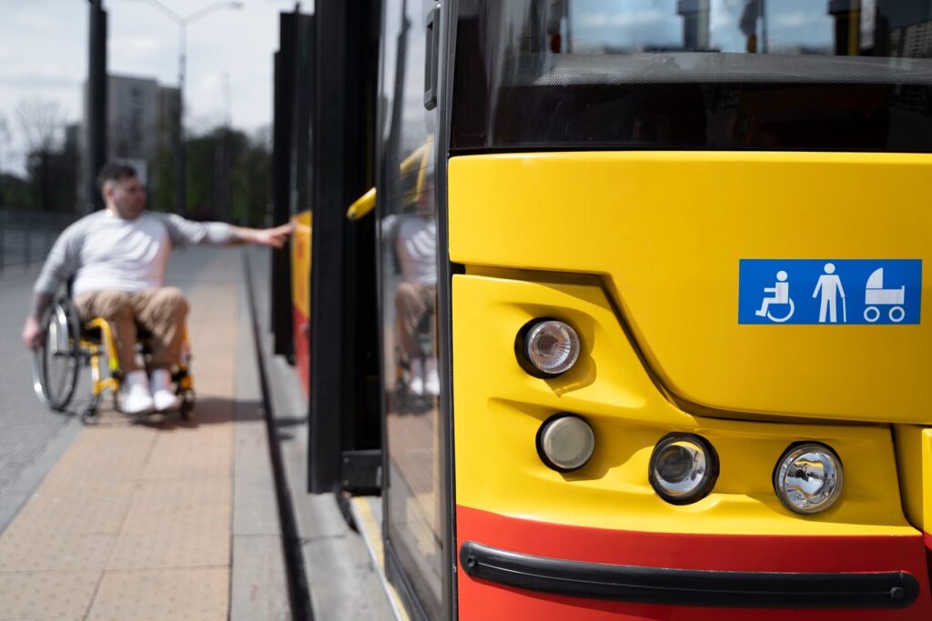 Judiciário determina instalação ou conserto de elevadores de acessibilidade em ônibus